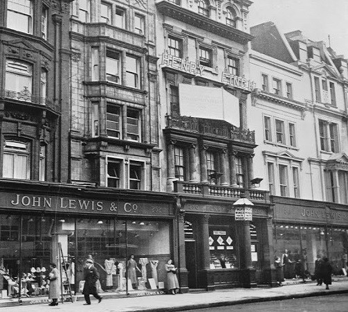 Quán rượu Finch cạnh cửa hàng John Lewis & Co. ở phố Oxford trong bức ảnh chụp năm 1936. Ảnh: VT.