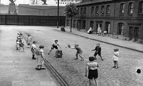 Cuộc sống ở thủ đô London hồi thập niên 1930 hiện lên rất đỗi bình dị trong loạt ảnh đen trắng dưới đây. Ảnh: Các em nhỏ chơi đùa trên một con phố ở Millwall, Đông London, ngày 15/8/1938. Ảnh: VT.
