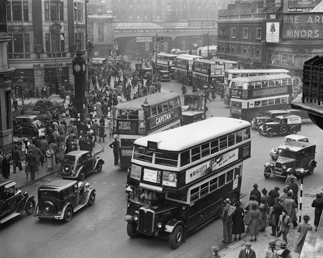 Một con đường đông đúc ở London trong bức ảnh chụp hồi tháng 5/1938. Ảnh: VT.