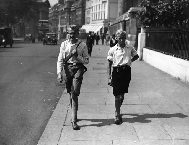 Hai thanh niên đi bộ trên một con phố ở London trong một ngày nắng nóng năm 1932. Ảnh: VT.