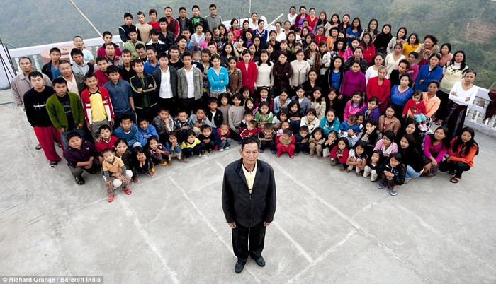 Ông Ziona Chana có 39 vợ, 94 người con, 14 con dâu và 34 người cháu. Ảnh: WL.