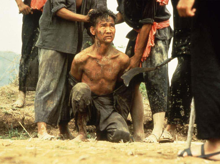 Bức ảnh này được chụp từ một bộ phim nói về tội ác của chế độ diệt chủng Pol Pot. Chính quyền Campuchia dưới thời Pol Pot thừa nhận rằng chi phí mua đạn dược khá tốn kém. Do vậy, chế độ này đã dùng cuốc, rìu,...làm vũ khí giết người trên những cánh đồng chết. Ảnh: The Richest.