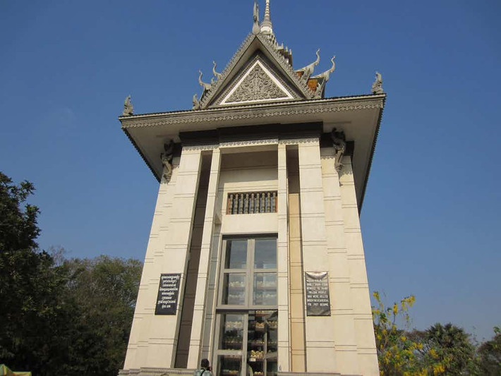 Theo Wikipedia, chế độ Khmer Đỏ đã bỏ tù và hành quyết hầu như bất cứ ai bị nghi ngờ có quan hệ với chính quyền cũ hoặc với các chính quyền nước ngoài hoặc người đó là chuyên gia, học giả. Ảnh: The Richest.