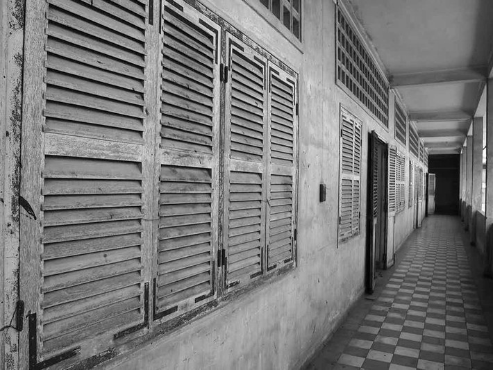 S-21 hay Tuol Sleng vốn là một trường học nhưng đã bị biến thành nhà tù thời chế độ diệt chủng Pol Pot. Trong thời gian 4 năm cầm quyền của Khmer Đỏ, nơi đây giam giữ khoảng 17.000 người và nhiều vụ tra tấn dã man đã diễn ra tại nhà tù này. Ngày nay, nơi đây trở thành Bảo tàng diệt chủng Tuol Sleng. Ảnh: The Richest.