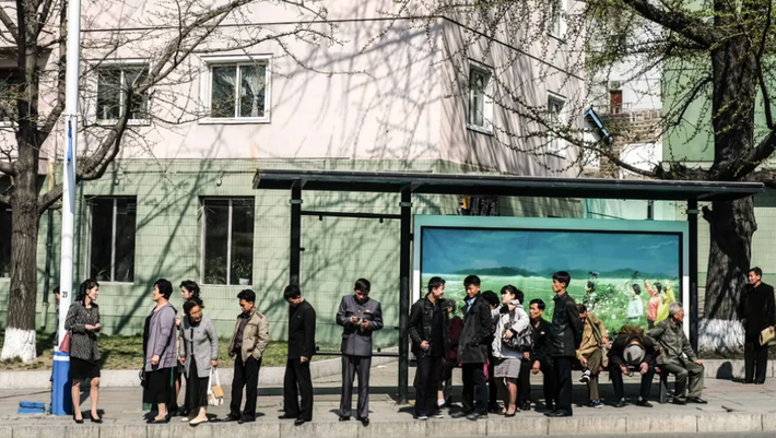 Cảnh mọi người chờ xe buýt ở Bình Nhưỡng.