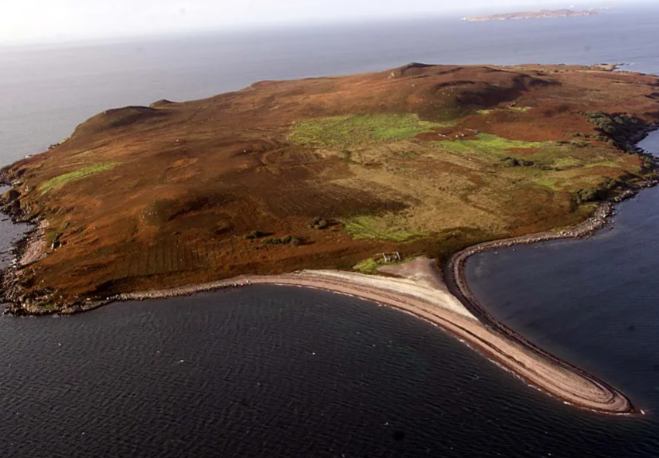 3. Đảo Gruinard ở Scotland. Là nơi thử nghiệm bệnh than trong Thế chiến II, đảo Gruinard vẫn bị ô nhiễm trong nhiều thập kỷ. Mặc dù các nỗ lực khử nhiễm trên diện rộng đã được thực hiện, lịch sử của hòn đảo là nơi thử nghiệm vũ khí sinh học vẫn khiến nó trở nên nguy hiểm. Việc tiếp cận hòn đảo bị hạn chế.