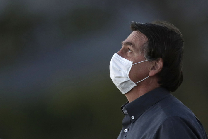 Tổng thống Brazil Jair Bolsonaro đeo khẩu trang bên ngoài Dinh Alvorada ở Brasilia ngày 20/7.