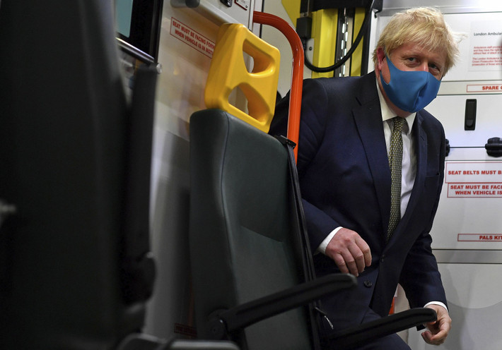 Thủ tướng Anh Boris Johnson đeo khẩu trang khi lên xe cứu thương trong chuyến thăm một trụ sở của Dịch vụ Y tế Quốc gia Anh ngày 13/7.