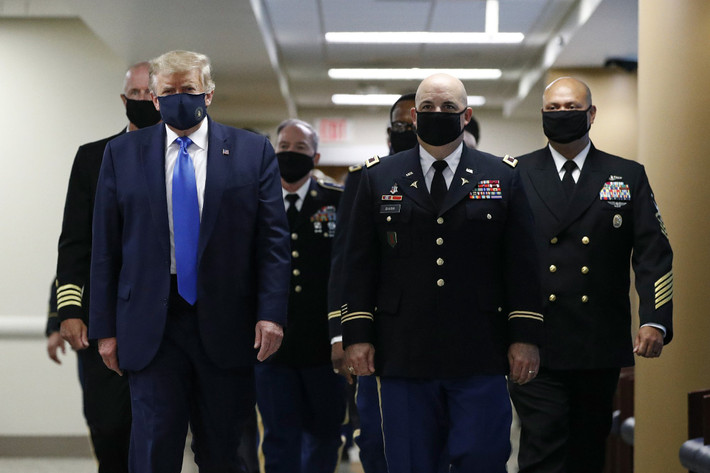 Tổng thống Mỹ Donald Trump đeo khẩu trang khi thăm trung tâm y tế Walter Reed National ở Bethesda, Maryland, ngày 11/7/2020. Hôm 20/7, Tổng thống Trump bất ngờ khen những người đeo khẩu trang là yêu nước, sau thời gian dài công khai từ chối đeo và phủ nhận tác dụng của nó.