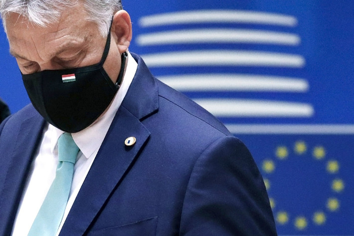Thủ tướng Hungary Viktor Orban đeo khẩu trang khi tới dự cuộc họp bàn tròn tại Hội nghị Thượng đỉnh EU ở Brussels, Bỉ, ngày 18/7. Trong bối cảnh dịch COVID-19, các chính trị gia thế giới cũng phải tuân thủ quy tắc giãn cách xã hội, thay đổi thói quen chào nhau. Chẳng hạn như, họ chào nhau bằng cách chạm cùi chỏ, thay vì bắt tay và ôm hôn.