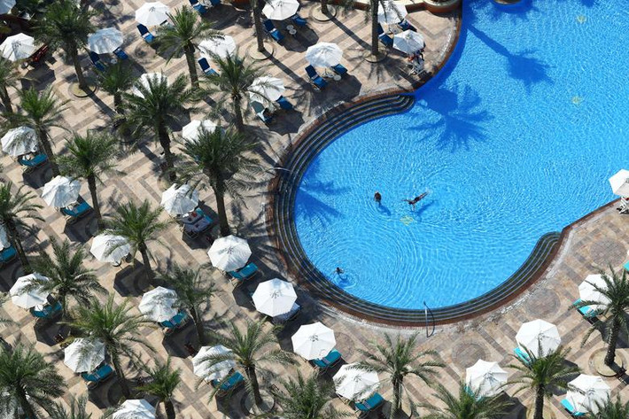 Một bể bơi tại khách sạn Atlantis The Palm ở Dubai vắng vẻ nhìn từ trên cao ngày 7/7.