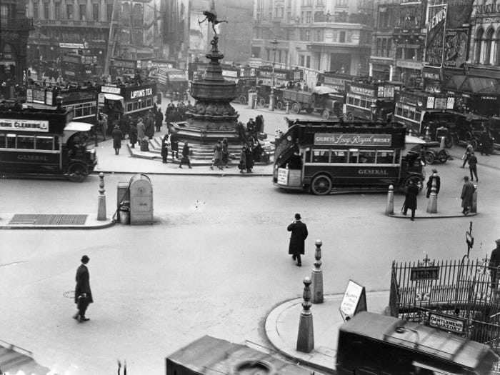 Giao lộ Piccadilly vẫn tấp nập, nhộn nhịp 100 năm qua.
