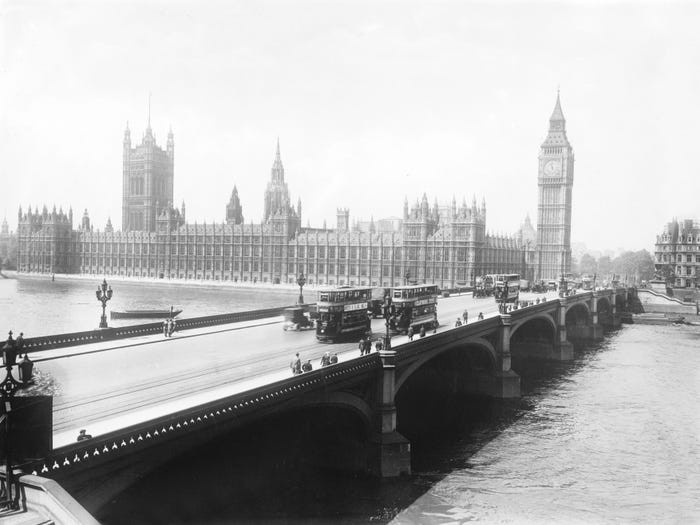 Tòa nhà Nghị viện ở London bên bờ sông Thames.