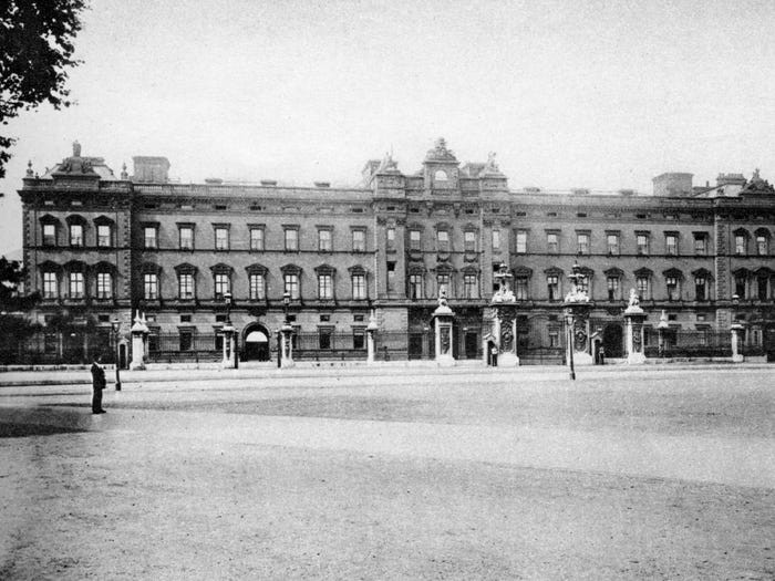 Cung điện Buckingham năm 1920 không thay đổi quá nhiều so với hiện tại.