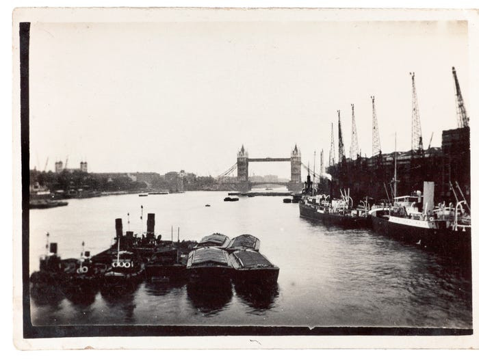 Thời điểm đó, một bên bờ sông Thames còn chưa phát triển.