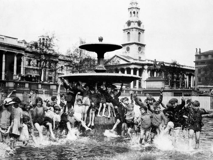 Vào thời điểm đó, Quảng trường Trafalgar là nơi lý tưởng cho các em nhỏ vui đùa dưới đài phun nước. Đài phun nước này được xây dựng vào năm 1845.