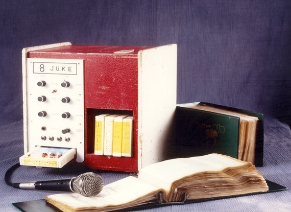 Juke 8 là chiếc máy karaoke đầu tiên ra đời vào năm 1971, do nhạc sĩ người Nhật Daisuke Inoue thiết kế và sản xuất. Lúc bấy giờ, thiết bị được bán ra với giá 425 USD, bao gồm một loa, một radio và một hộp tiền xu. Sở hữu danh sách hơn 300 bài hát thu âm, Inoue bắt đầu phát triển Juke 8 bằng hình thức cho thuê ở các quầy bar và vũ trường quanh thành phố Kobe. Ảnh: The Atlantic.