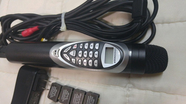 Đến cuối thập niên 90, Lowsinger xuất hiện. Đó là một micro radio có sẵn một lượng bài hát cố định bên trong. Bằng cách điều chỉnh micro cùng tần số với loa phát, người dùng có thể dễ dàng hát hàng trăm bài hát yêu thích. Tuy nhiên, Lowsinger sau đó không được ưa chuộng vì số lượng bài hát bị hạn chế. Ảnh: Studio Evolution.