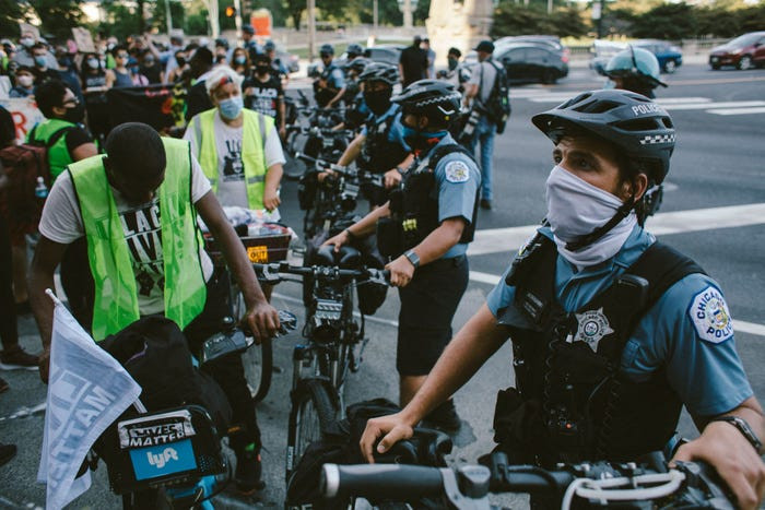 Cảnh sát chặn những người biểu tình ủng hộ phong trào Black Lives Matters (Mạng sống người da màu quan trọng) trên một tuyến đường ở Chicago, Mỹ, ngày 25/7.