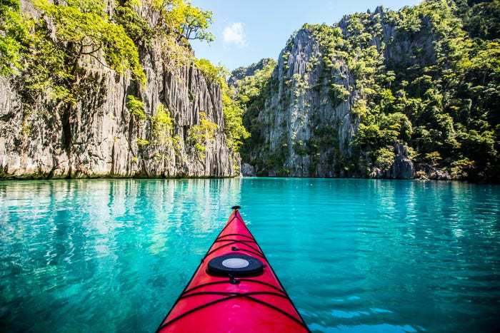 Nếu không muốn lặn, du khách có thể đi ca nô hoặc thuyền kayak để khám phá quanh đảo.