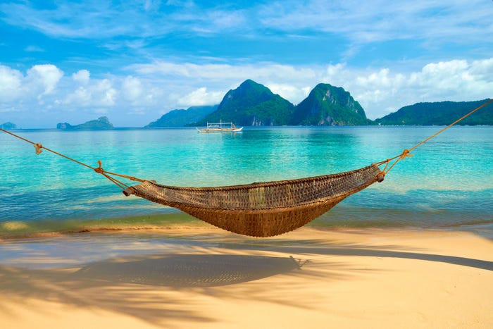 Ngồi trên chiếc võng này và ngắm biển cũng là một trải nghiệm thú vị.