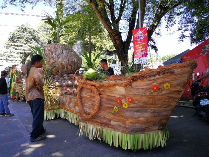 Du khách vẫn có thể khám phá văn hóa truyền thống của Philippines, với những cuộc diễu hành và hóa trang trong các lễ hội do người dân địa phương tổ chức.