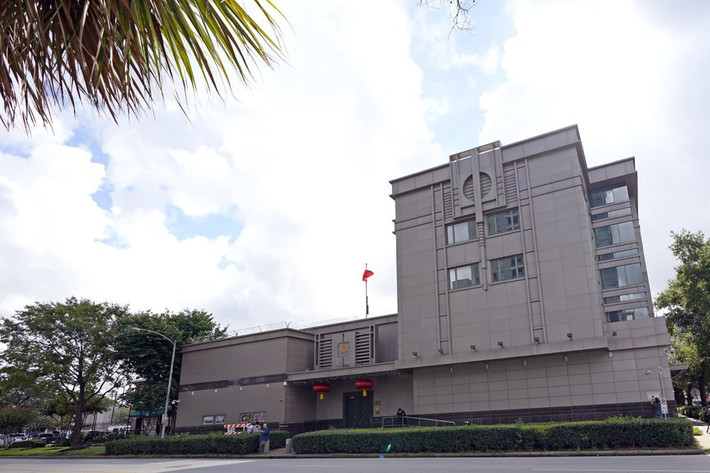 Tổng lãnh sự quán Trung Quốc tại Houston phụ trách 8 bang phía nam nước Mỹ, khu vực tập trung nhiều tập đoàn và viện nghiên cứu lớn của Mỹ, đặc biệt là trong ngành y sinh.
