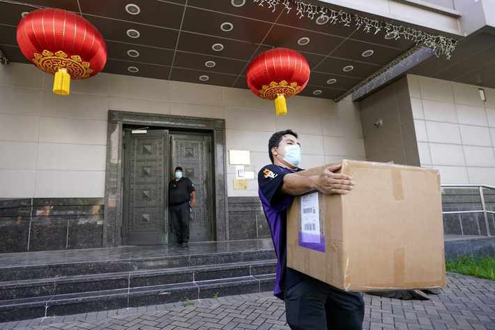 Houston là nơi đầu tiên Trung Quốc thiết lập lãnh sự quán tại Mỹ, sau khi hai nước bình thường hóa quan hệ năm 1979. Ngoài nơi này, Trung Quốc có lãnh sự quán tại 4 thành phố khác của Mỹ là New York, Chicago, San Francisco và Los Angeles.