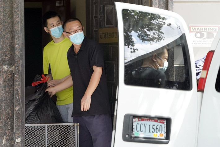 Các quan chức Mỹ cho hay điều tra của Cục Điều tra Liên bang Mỹ (FBI) về các cáo buộc gián điệp kinh tế và các hoạt động gây ảnh hưởng thường dẫn đến Tổng lãnh sự quán Trung Quốc ở Houston. Trong nhiều năm, FBI đã theo dõi những người được cho là sĩ quan tình báo hoạt động từ lãnh sự quán này, theo các cựu đặc vụ.
