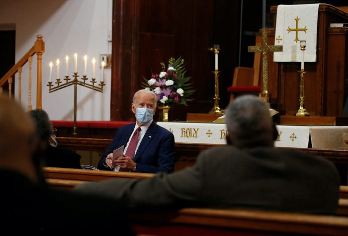 Ông Biden đeo khẩu trang và giữ khoảng cách với mọi người trong chuyến thăm nhà thờ Bethel AME ở Wilmington, Delaware, ngày 1/6.
