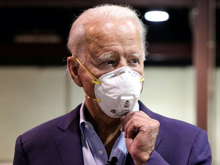 Ông Biden đeo khẩu trang bảo vệ khi thăm nhà máy ở Dunmore ngày 9/7.