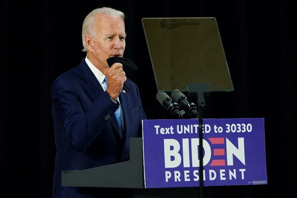 Ứng viên Tổng thống Mỹ Joe Biden ủng hộ việc xét nghiệm (COVID-19) miễn phí trên toàn quốc, truy dấu người tiếp xúc, thực hiện giãn cách xã hội, đeo khẩu trang nơi công cộng và tuyên truyền khuyến cáo của các chuyên gia y tế,... Mời độc giả xem thêm video: WHO chính thức đặt tê cho virus corona mới là SARS-CoV-2 (Nguồn video: VTC1)