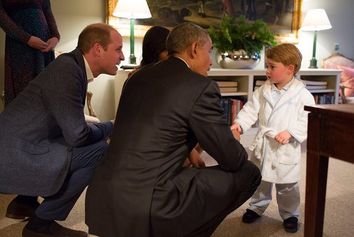 Năm 2016, tiểu Hoàng tử George bắt tay Tổng thống Mỹ Barack Obama tại Cung điện Kensington.