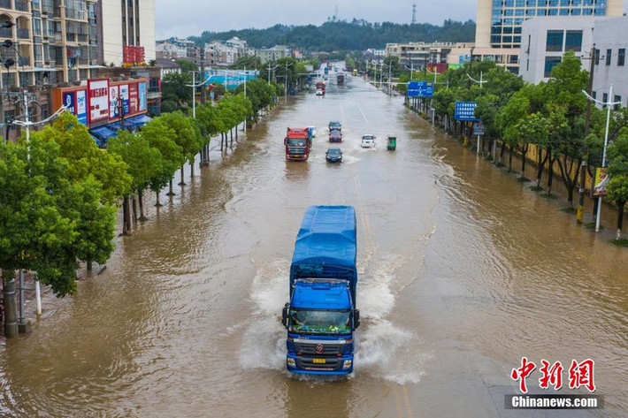 Trận mưa lũ lịch sử kéo dài đã tàn phá nhiều khu vực ở Trung Quốc, gây thiệt hại nghiêm trọng và làm ảnh hưởng đến cuộc sống của hàng triệu người dân nước này. Ảnh: Chinanews.