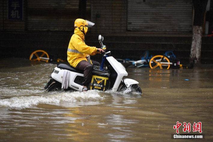 Trước tình hình mưa lũ vẫn diễn biến phức tạp, Ban chỉ huy Phòng chống Lũ lụt và Hạn hán Quốc gia Trung Quốc đã kích hoạt ứng phó khẩn cấp cấp 4. Ảnh: Chinanews.