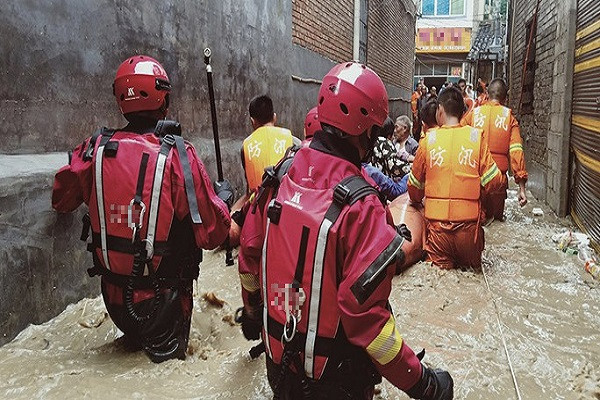 Hiện tại, công tác kiểm soát lũ lụt, cứu hộ và cứu trợ đang ở giai đoạn quan trọng. Chính quyền các địa phương được khuyến cáo tăng cường theo dõi tình hình thời tiết, cảnh giác, đề phòng những thảm họa có thể xảy ra do mưa bão; đồng thời đảm bảo an toàn cho người dân. Ảnh: Mạng Nhân dân.