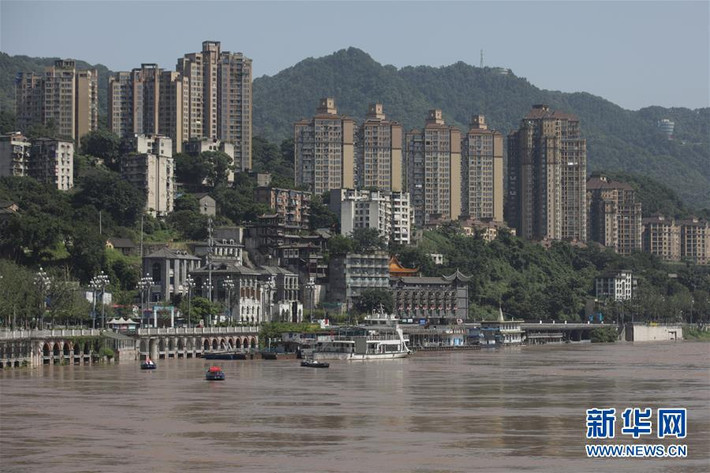 Sông Trường Giang ghi nhận trận lũ số 3 hôm 26/7. Mực nước sông đoạn đi qua Trùng Khánh đạt mức cao nhất từ đầu năm. Ảnh: Tân Hoa Xã.