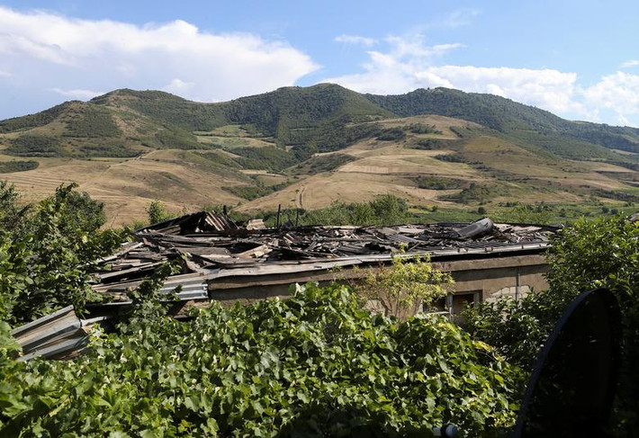 Trong khi đó, Bộ Quốc phòng Armenia ngày 16/7 khẳng định, các đơn vị Azerbaijan bắt đầu nã pháo sang các làng Aygepar và Movses.
