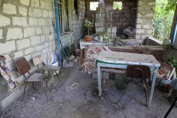 Bên trong ngôi nhà bị pháo kích ở làng Aygepar, tỉnh Tavush, Armenia, ngày 15/7.