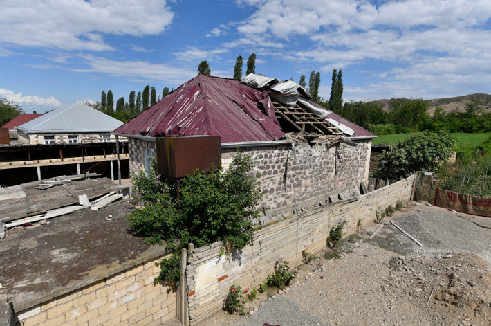 Một ngôi nhà tại vùng Tovuz, Azerbaijan, hư hại sau vụ nã pháo của lực lượng Armenia ngày 14/7.