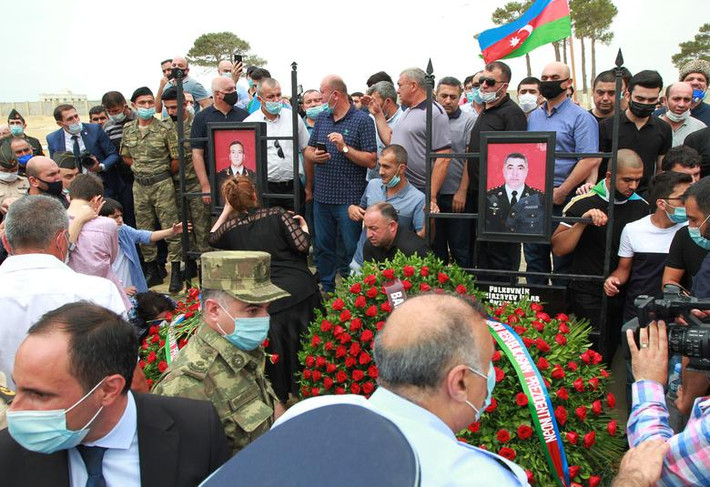 Đám tang của Polad Gashimo và Ilgar Mirzoyev, hai thành viên của lực lượng Azerbaijan thiệt mạng trong cuộc đụng độ ở biên giới với Armenia hồi đầu tuần, diễn ra tại Baku, Azerbaijan ngày 15/7.