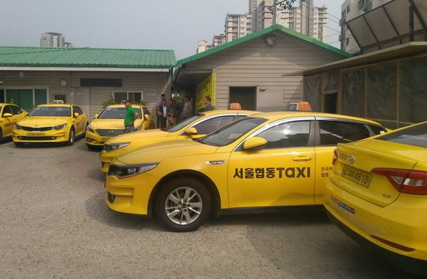 Được biết, chính phủ Hàn Quốc bắt đầu áp dụng các loại màu biển số xe khác biệt từ trước năm 2003, trong đó quy định biển số vàng là xe taxi và ô tô để cho thuê. Ảnh: HV.