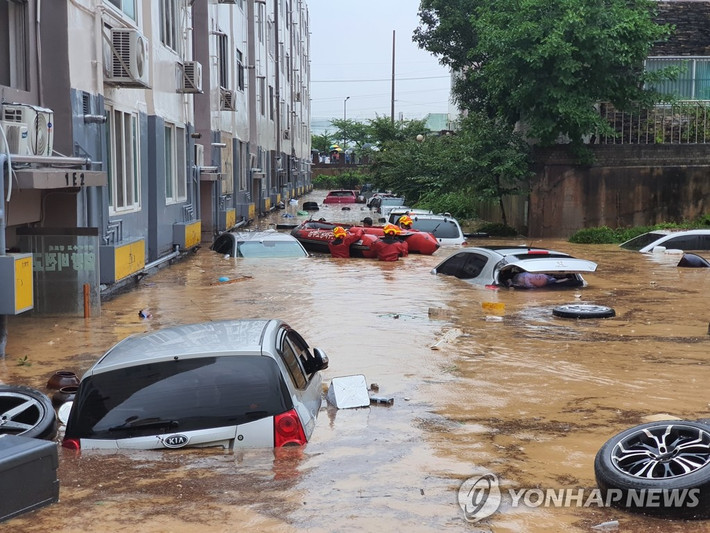 Mưa lớn kéo dài nhiều ngày gây ngập lụt ở Hàn Quốc làm ảnh hưởng đến cuộc sống của nhiều người dân địa phương.