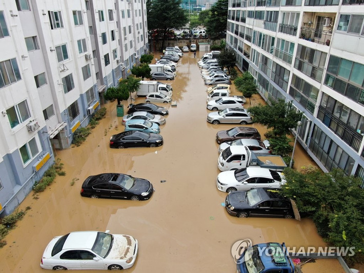 Bãi đỗ xe của một khu chung cư bị ngập sau trận mưa lớn ở Daejeon ngày 30/7.