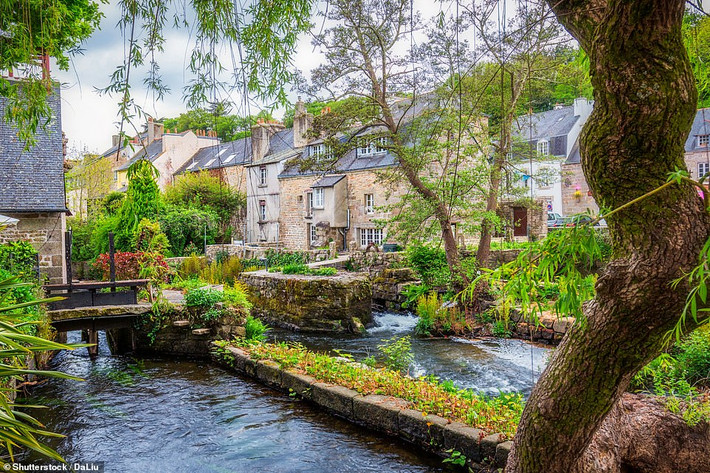 Ngôi làng Pont-Aven ở Brittany nổi tiếng vào thế kỷ 19 với các họa sĩ, trong đó có Paul Gauguin. Trong ngôi làng xinh đẹp này có những cây cầu đi bộ được xây bằng đá.
