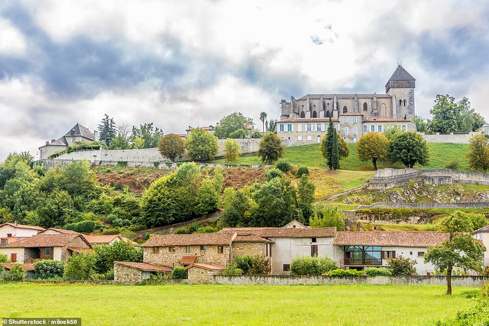 Ngôi làng Saint-Bertrand-de-Comminges có khung cảnh thiên nhiên tuyệt vời dưới chân dãy núi Pyrenees.