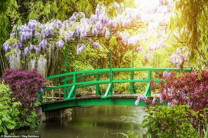 Danh họa Claude Monet từng sống và làm việc tại ngôi làng Giverny ở Normandy từ năm 1883 đến khi ông qua đời vào năm 1926. Mời độc giả xem thêm video: Ngôi làng xa hoa bậc nhất nhưng không có ô tô (Nguồn video: VTC14)