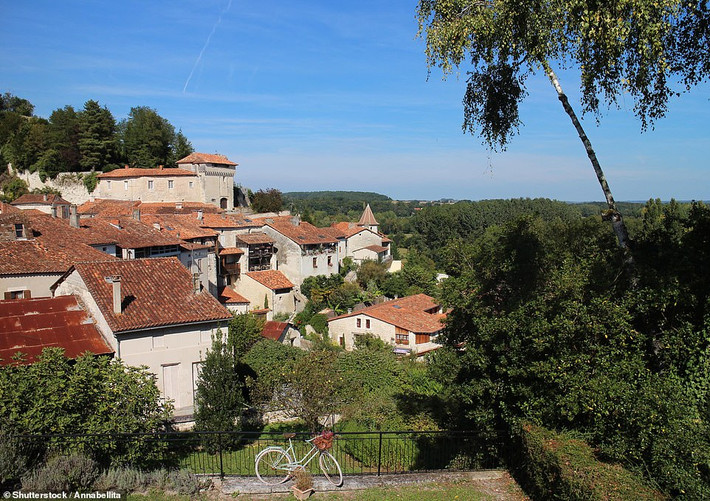 Ngôi làng Aubeterre-sur-Dronne ở Tây Nam nước Pháp chỉ có 386 người sinh sống.