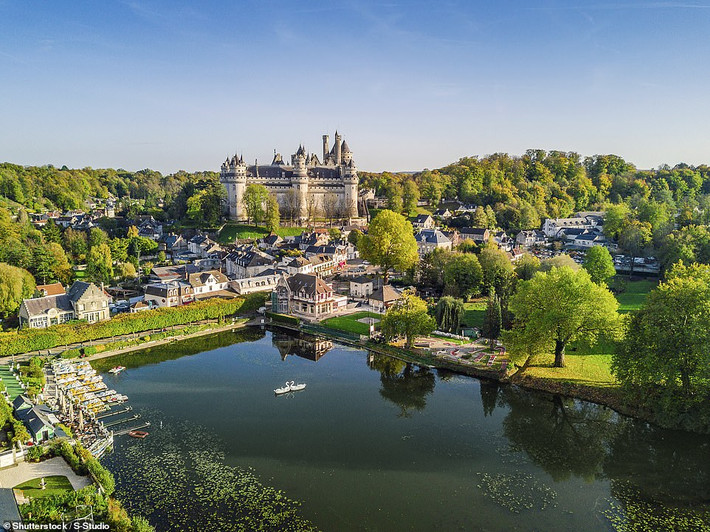 Đứng trên lâu đài ở Pierrefonds, ở miền Bắc nước Pháp, du khách có thể nhìn toàn cảnh ngôi làng.