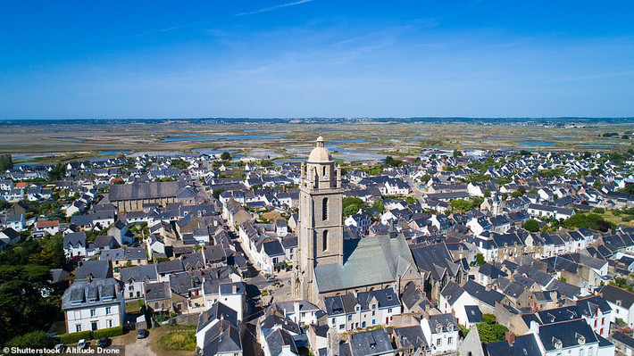 Ngôi làng Batz-sur-Mer, miền Tây nước Pháp, cất giấu "kho báu thực sự, cả về kiến trúc và tự nhiên...chẳng hạn như nhà thờ Saint-Guénolé và những bãi biển dành riêng cho các môn thể thao".